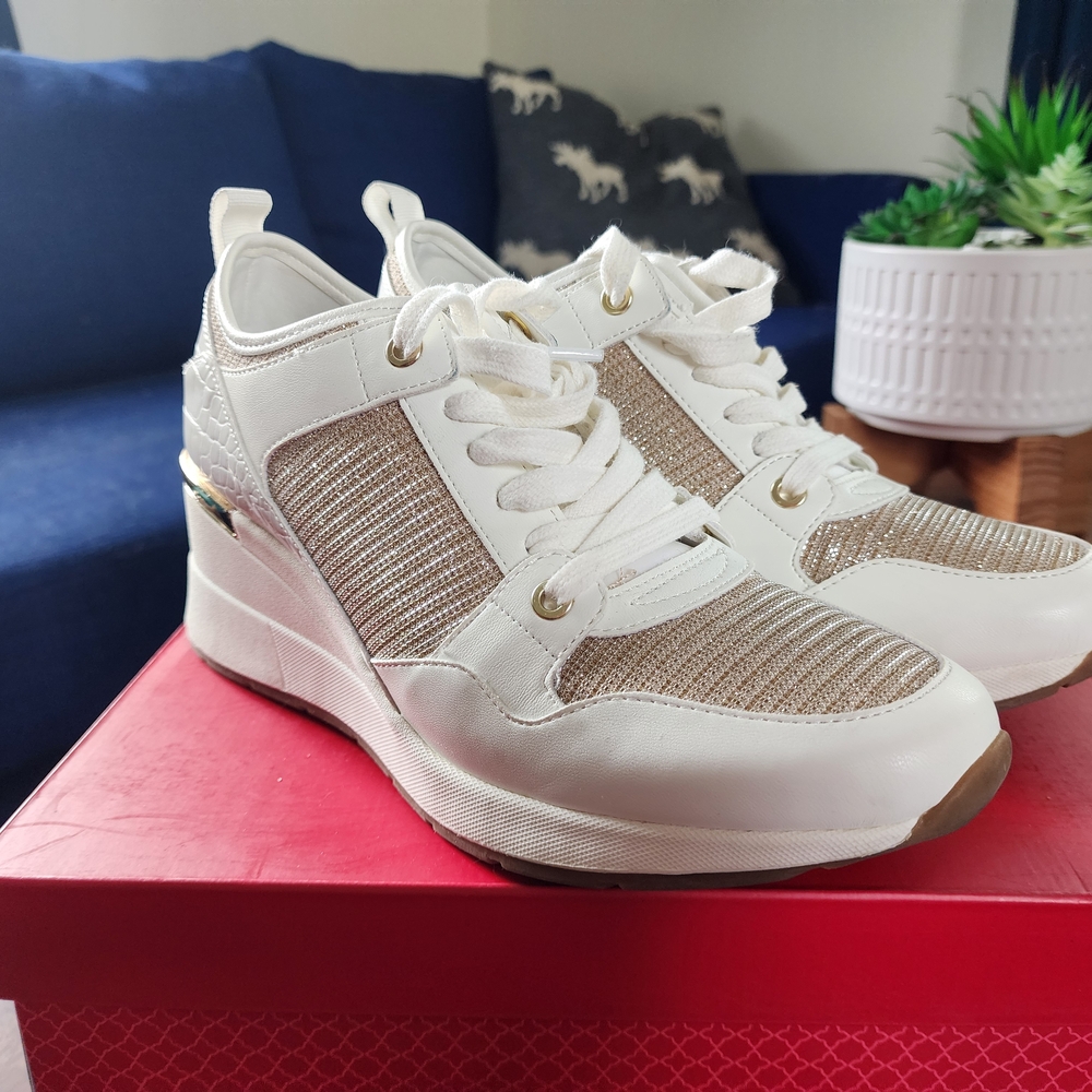 ALDO Kourtt Wedge Sneakers Sz 8.5 White And Gold Metallic